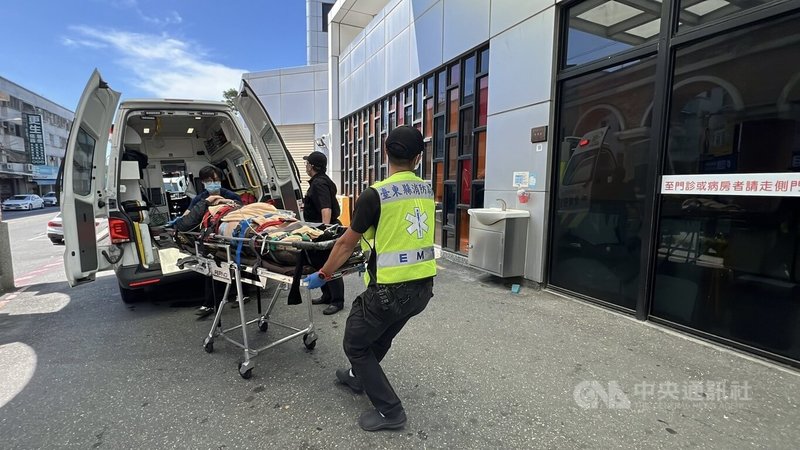 澳洲和荷蘭籍2男1女前往台東縣延平林道溪降,1男子摔落受傷,台東縣消防局表示,在地面救援人員協助下,24日上午已將傷患和同行友人吊掛下山,由救護車送至台東馬偕醫院治療。中央社記者盧太城台東攝 114年5月24日