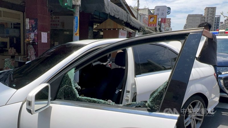 新北市三峽警方24日表示,22日中午在市區誘捕詐團車手面交時,見賓士轎車在附近徘徊,懷疑車內就是監控車手,最終以車窗擊破器破壞賓士轎車(圖),將賓士車駕駛、詐團監控車手高姓男子制伏。(翻攝畫面)中央社記者黃旭昇新北傳真 114年5月24日