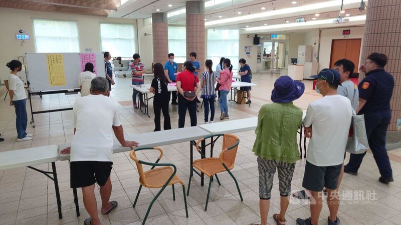 嘉義縣太保市市民代表林淑勉、吳宏哲罷免案24日投票,下午4時在創新學院投開票所有許多民眾前往關切開票結果。中央社記者蔡智明攝 114年5月24日