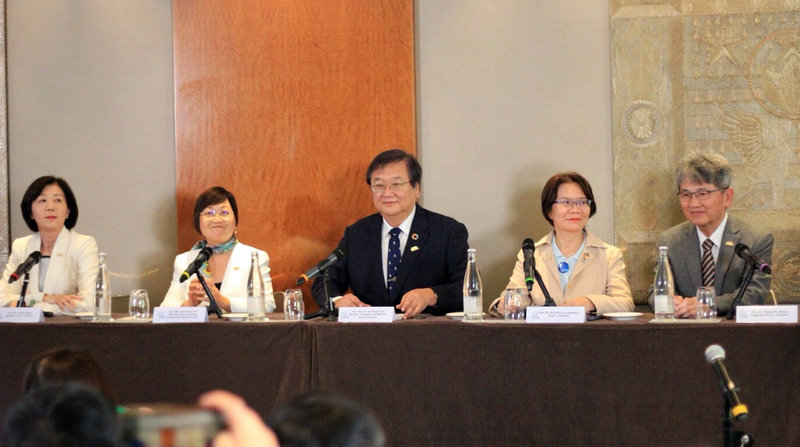 台灣世衛行動團於世界衛生大會(WHA)開議前在日內瓦舉辦國際記者會,衛福部長邱泰源(中)、僑務委員會委員長徐佳青(左2)、立法院視導團的立委王育敏(左1)、王正旭(右1)及劉書彬(右2)等人參與。(外交部提供)中央社記者吳書緯傳真 114年5月24日