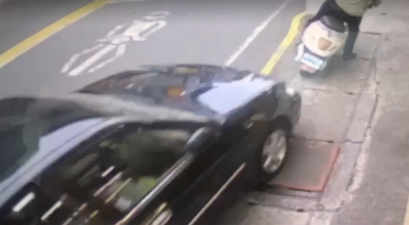 50歲吳姓男子23日開車沿著南投市彰南路一段行駛,疑突感身體不適,先擦撞停放路邊汽車後,往前追撞阮姓移工臨停路邊的微型電動二輪車,幸好阮男及時跳車逃生,詳細肇事原因由警方釐清中。(民眾提供)中央社記者鄭維真傳真 114年5月24日