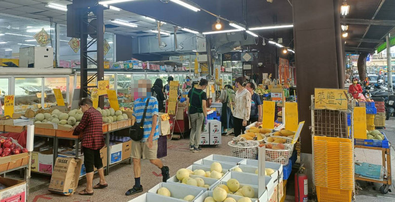 台南市北區某家超市20日被發現有人疑刻意棄置新台幣416萬元現金,警方查出是李姓男子所有,已清點保管及通知對方領取。(台南市警局提供)中央社記者張榮祥台南傳真 114年5月24日