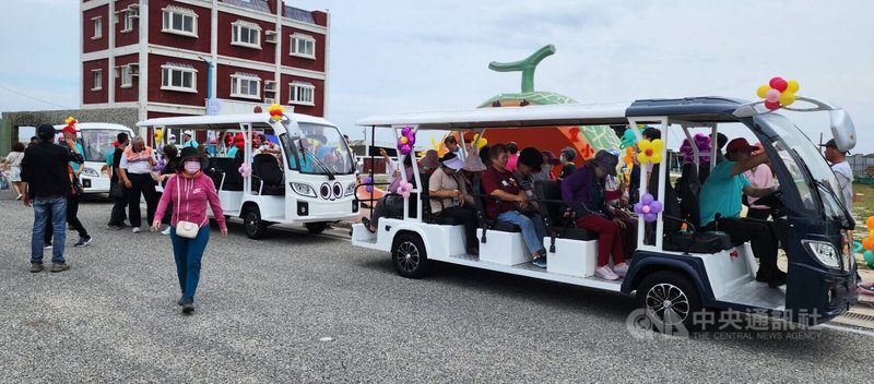 澎湖白沙後寮天堂路園區電動接駁車24日試營運,吸引許多民眾搭乘體驗。中央社 114年5月24日