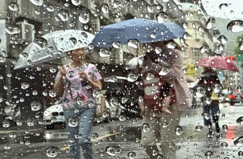 受鋒面影響,中央氣象署24日上午發布台北、新北、桃園、基隆大雨特報。圖為台北市內湖區民眾撐傘避雨。中央社記者王飛華攝 114年5月24日