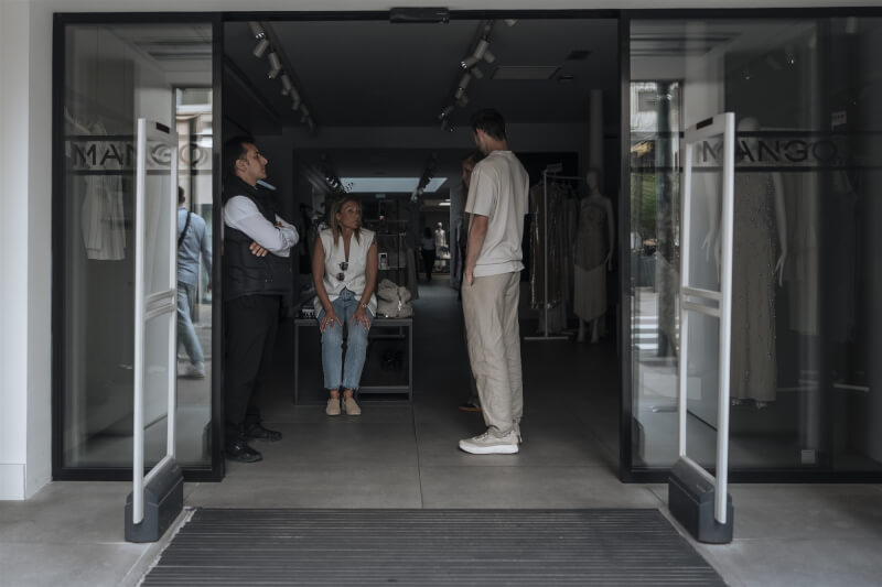 法國坎城24日發生停電,圖為停電期間商店人員在門口等候。(美聯社)
