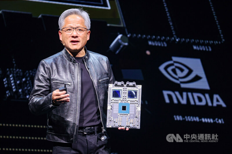 輝達執行長黃仁勳2024年6月在台大發表主題演講,會中展示NVIDIA Blackwell平台技術。(中央社檔案照片)