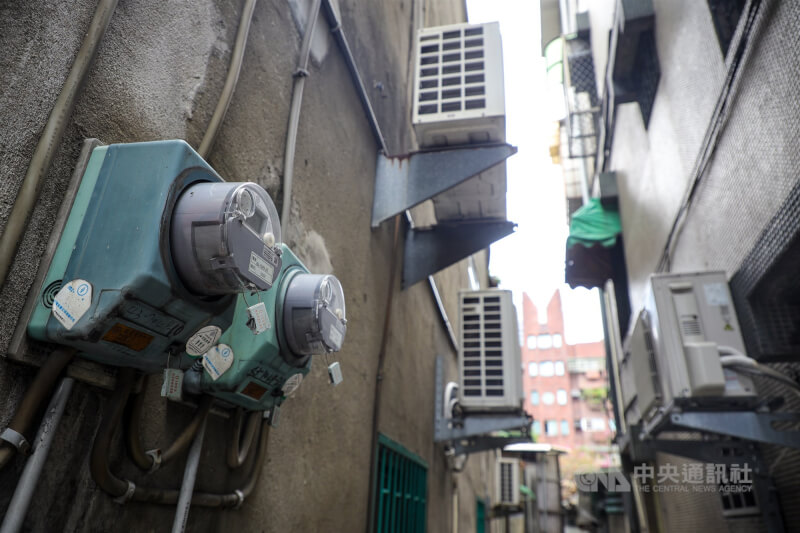 圖為北市大安區公寓旁電表。(中央社檔案照片)