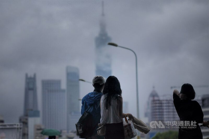 台北市松山區24日午後雲層仍厚,民眾把握假日外出活動。 中央社記者王飛華攝 114年5月24日