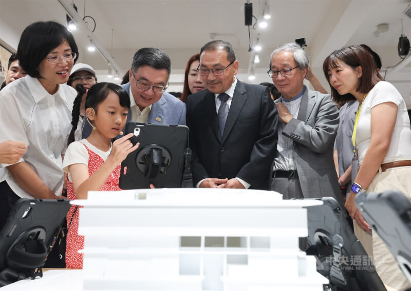 行政院長卓榮泰(前左3)、文化部長李遠(前右2)、新北市長侯友宜(前右3)、民進黨立委蘇巧慧(前左1)、張雅琳(前右1)等24日出席國家兒童未來館願景館開幕典禮,共同開箱願景館。中央社記者趙世勳攝 114年5月24日