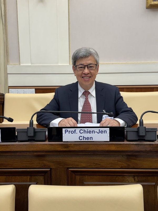 前副總統陳建仁是教廷宗座科學院的理事與院士,他22、23日出席癌症防治相關研討會,分享台灣防治細菌病毒引起的癌症,有相當成效,希望提供經驗給其他國家參考。(駐教廷使館提供)中央社記者黃雅詩梵蒂岡傳真 114年5月24日