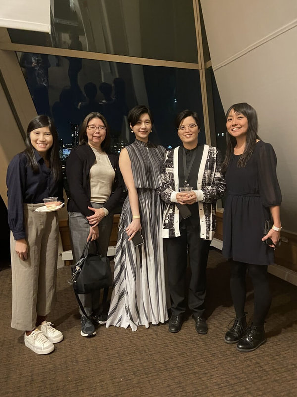 臺灣漫遊錄英文版主編Yuka Igarashi(右起)、作者楊双子、楊双子妻子賴庭荷、紐約台北文化中心主任張惠君,去年11月19日在美國國家圖書獎酒會合影。(駐紐約台北文化中心提供)中央社記者廖漢原紐約傳真 114年5月24日