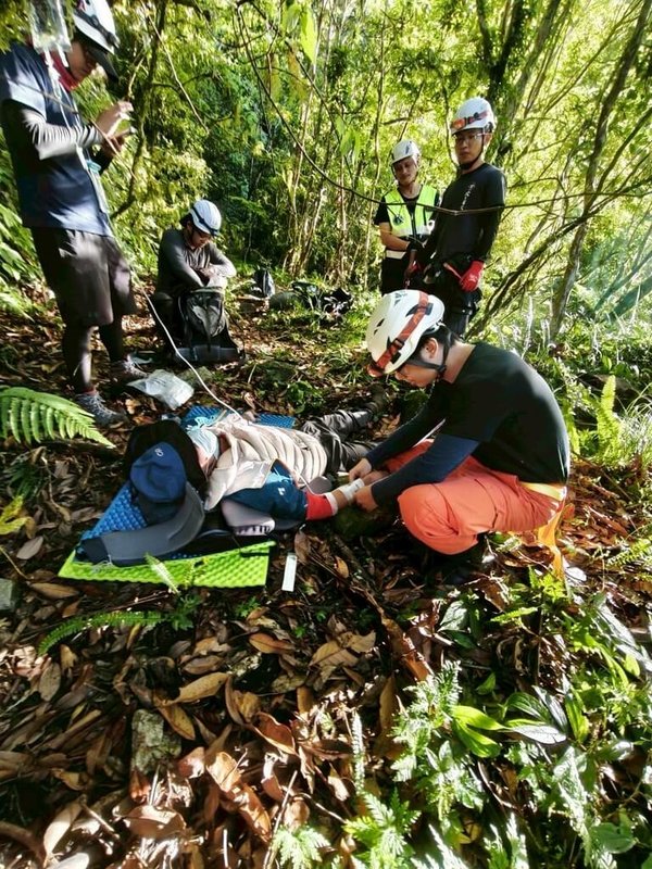 花蓮縣消防局23日接獲通報,研海林道4公里處有山友身體不適,救援小組抵達後,評估鄭姓山友身體虛弱,24日上午申請空勤總隊派遣直升機支援,順利將鄭姓山友吊掛下山,後送慈濟醫院治療。(花蓮縣消防局提供)中央社記者張祈傳真 114年5月24日