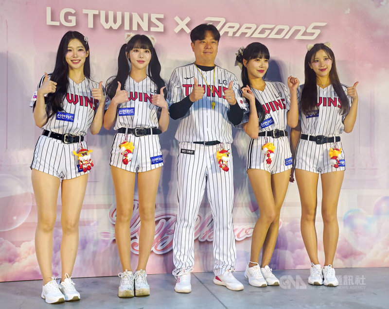 韓國職棒LG雙子啦啦隊成員24日受中華職棒味全龍隊邀請,晚間將在台北大巨蛋應援演出,應援團長李侖承(中)賽前率啦啦隊女孩桂裕真(左)、車榮玹(左2)、元民柱(右2)、禹惠俊(右)出面受訪。中央社記者徐肇昌攝 114年5月24日
