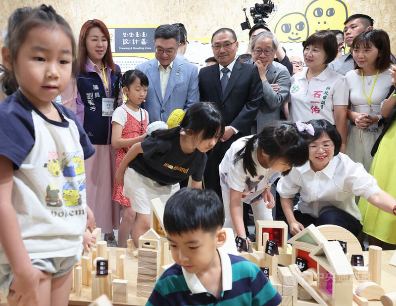 國家兒童未來館願景館24日正式開館啟用,行政院長卓榮泰(後左3)、新北市長侯友宜(後左4)、文化部長李遠(後左5)等出席,與小朋友前往兒童遊戲區。中央社記者趙世勳攝 114年5月24日