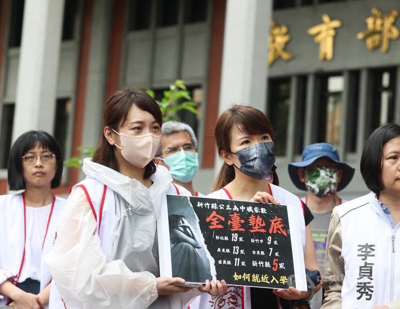 大新竹高中就學權益自救會24日在教育部前舉行「524站出來,為教育請命」記者會,訴求中央政府儘速補助新竹縣市公立高中增班、增校的經費,避免竹苗區學子就學權益受損、導致教育資源缺乏。中央社記者謝佳璋攝 114年5月24日
