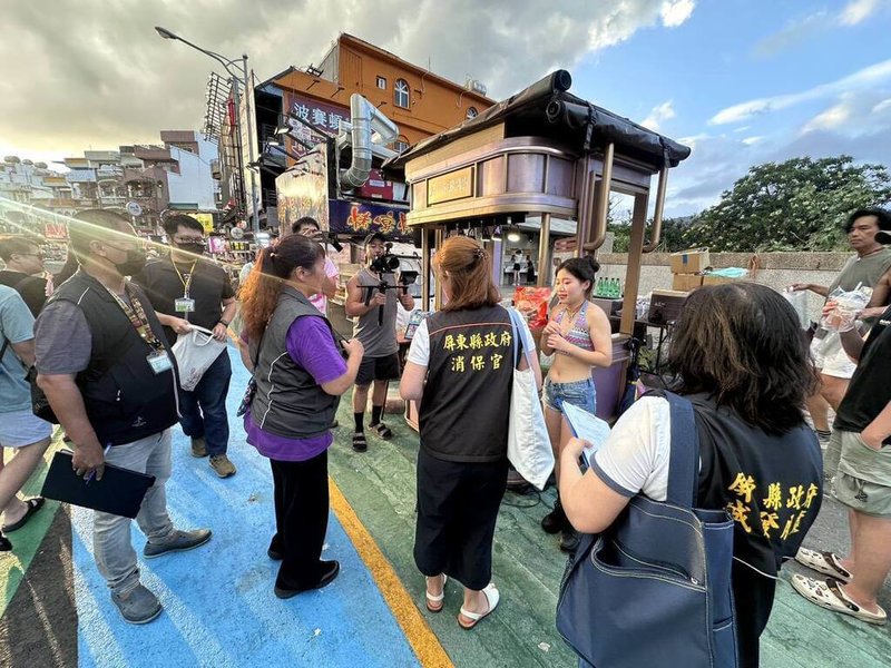 屏東縣政府組成聯合稽查小組,24日稽查墾丁大街22家調酒攤,針對調酒價格、容量及成分標示、是否使用合格酒類、警語標示、衛生環境等進行調查,為消費者權益把關。(屏東縣政府提供)中央社記者李卉婷傳真 114年5月25日