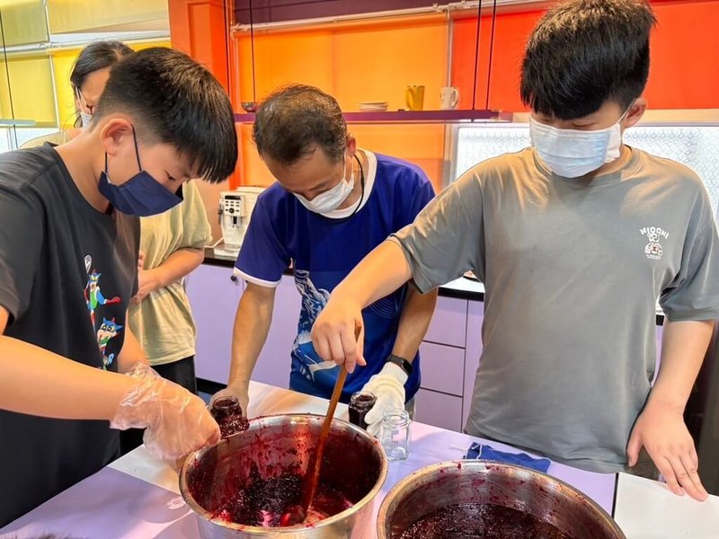 雲林縣育仁國小規劃「回甘」跨域課程,學生將鄰近地區生產的柑橘熬煮成果醬。(教育部提供)中央社記者許秩維傳真 114年5月25日
