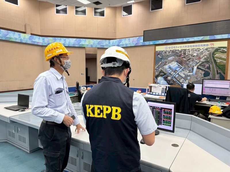 核三2號機除役,有民代及媒體報導指高雄大林電廠啟動恐影響民眾安全與健康。高雄市環保局表示,大林電廠5號燃氣機組為除役轉備用,會嚴格監督排放情形及使用時數。圖為高雄市環保局查核大林電廠狀況。(高雄市環保局提供)中央社記者張已亷傳真 114年5月25日