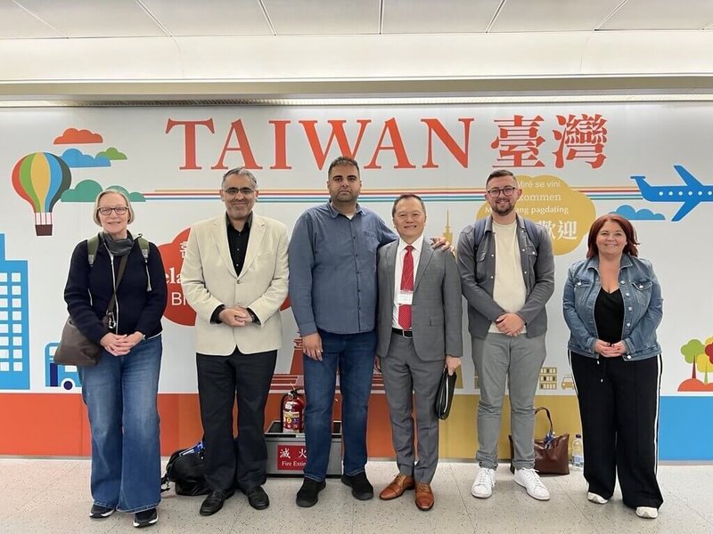 英國「工黨台灣之友會」共同主席米西拉(左3)25日率團訪台,外交部歐洲司總領事回部辦事林暉程(左4)接機。(外交部提供)中央社記者楊堯茹傳真 114年5月25日