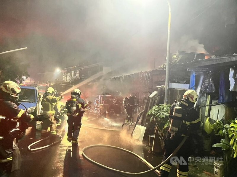 台北市信義區和平東路3段一處2層樓高鐵皮屋25日凌晨發生火警,警消獲報立即出動人車到場救援。(翻攝照片)中央社記者黃麗芸傳真 114年5月25日