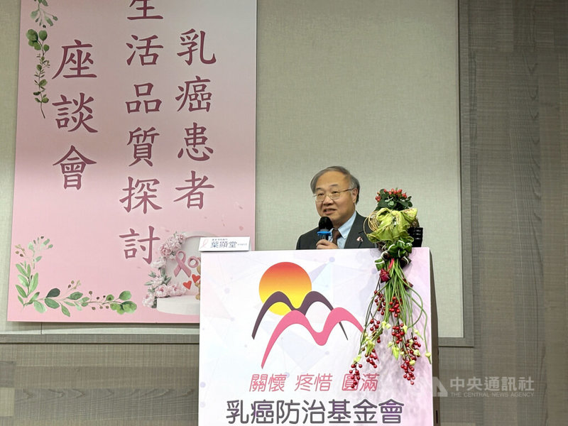 乳癌防治基金會與羅東博愛醫院首度進行「乳癌患者就醫歷程壓力調查」,羅東博愛醫院副院長葉顯堂(圖)25日指出,研究發現,在治療與追蹤期間,高達6成患者坦承對乳癌可能復發感到強烈恐懼。中央社記者陳婕翎攝 114年5月25日