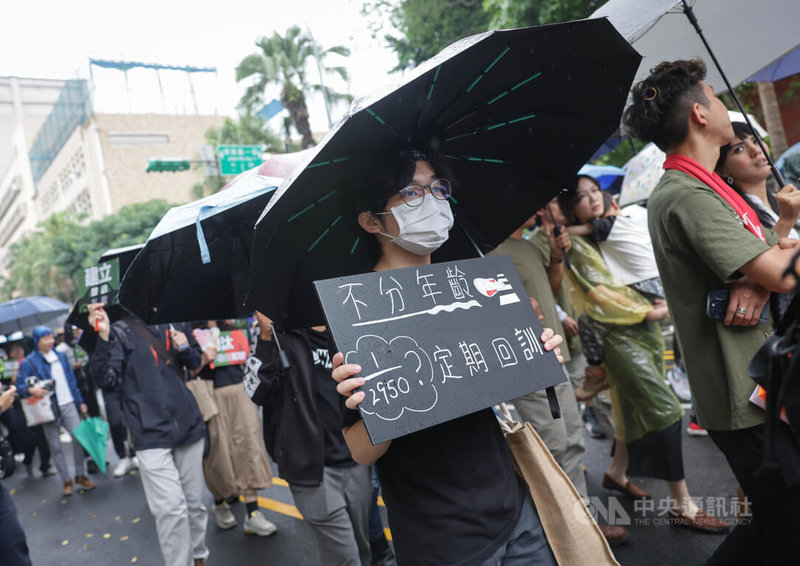下一代人本交通促進會及行人零死亡推動聯盟25日在台北發起「保護下一代:交通工程改革,駕照全面回訓」遊行,呼籲透過駕駛人全面定期回訓換照的制度,確保路上的駕駛人都有良好的駕駛能力和用路觀念,以淘汰不適任駕駛。中央社記者裴禛攝 114年5月25日