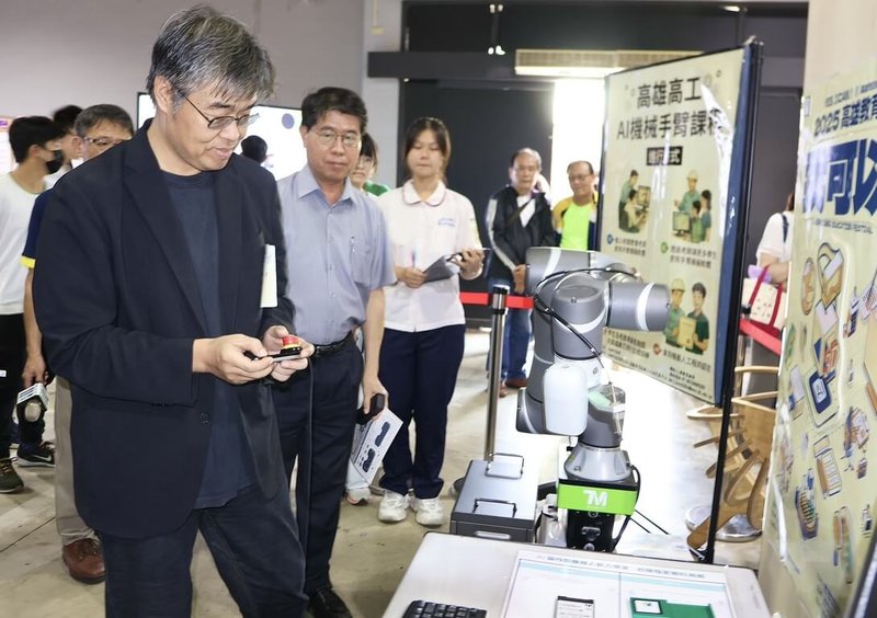 高雄市舉行「三級學校科技扎根暨設計x建築教學成果展」,副市長李懷仁(前左1)等人25日到場參觀學生實作成果,體驗機器手臂、半導體、AI等課程。(高雄市教育局提供)中央社記者蔡孟妤傳真 114年5月25日
