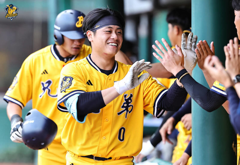 中華職棒中信兄弟延續對戰優勢,25日以6比4擊敗統一7-ELEVEn獅隊,兄弟捕手林吳晉瑋(前)4打數敲出2安,中職生涯首轟出爐,貢獻2分打點、為勝利打點,也獲選單場MVP。(中信兄弟提供)中央社記者謝靜雯傳真 114年5月25日