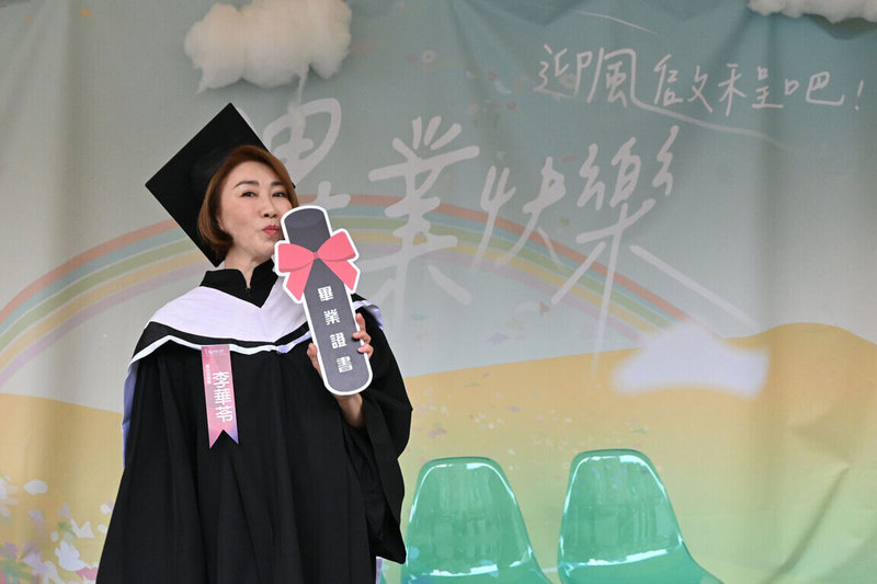以「雨蝶」等多首金曲紅遍華語歌壇的歌手李翊君,今年取得世新大學碩士學位,參加世新大學畢業典禮。(世新大學提供)中央社記者許秩維傳真 114年5月25日
