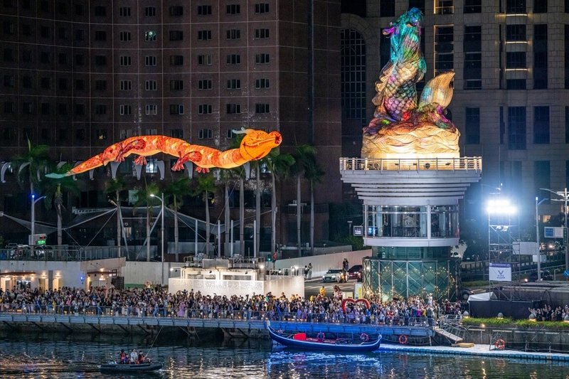 2025年高雄端午嘉年華暨龍舟錦標賽將於30日登場,2024年造成新聞話題的佛光山祥龍燈,將再與愛河畔知名地標「鰲躍龍翔」燈會主題燈共演。(高雄市運發局提供)中央社記者蔡孟妤傳真 114年5月25日