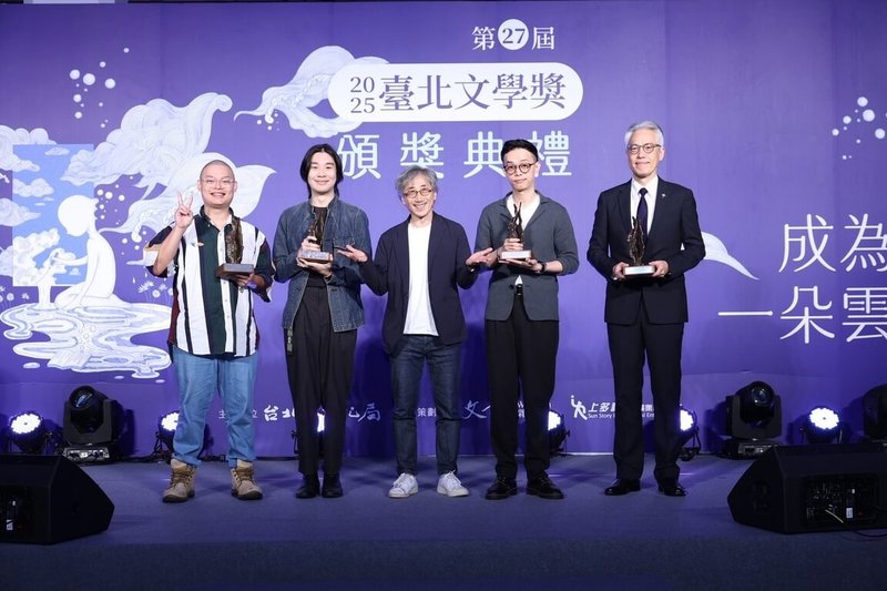 台北文學獎24日舉行頒獎典禮,舞台劇本首獎由長年投身表演藝術工作的藝人樊光耀(右1)以「亡心衝擊波」獲得。(文訊雜誌社提供)中央社記者邱祖胤傳真 114年5月25日