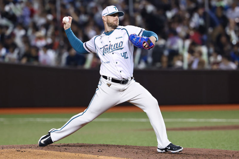 中華職棒台鋼雄鷹隊洋投後勁(Bradin Hagens)25日先發對上味全龍隊,主投7局僅失2分,演出優質先發,最終拿下本季第5勝、跨季15連勝,為中職史上第2長紀錄。(台鋼雄鷹隊提供)中央社記者楊啟芳傳真 114年5月25日