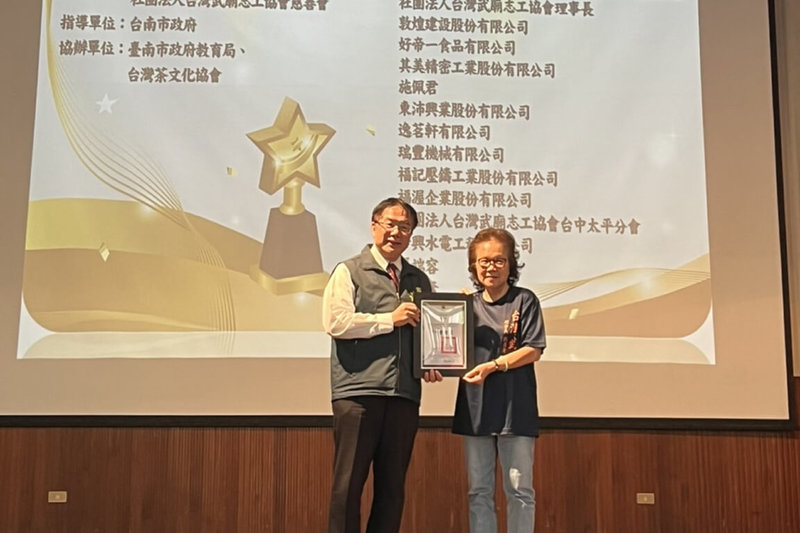 台灣武廟志工協會25日在台南高商舉辦獎助學金頒獎典禮,台南市長黃偉哲(左)代表市府頒贈感謝狀,由協會理事長劉貞秀(右)接下。(台南市政府提供)中央社記者楊思瑞台南傳真 114年5月25日