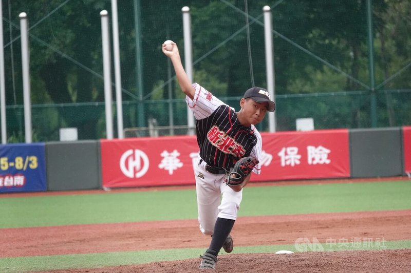 華南少棒賽新北市25日與台東縣交手,蔡尚恩(圖)扮「關鍵人物」3局下危機登板止血,助新北市以8比4搶勝。中央社記者謝靜雯攝 114年5月25日