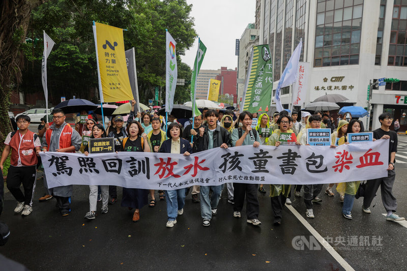 下一代人本交通促進會及行人零死亡推動聯盟25日在台北發起「保護下一代:交通工程改革,駕照全面回訓」遊行,現場拉布條高喊口號,提出3大訴求。中央社記者裴禛攝 114年5月25日
