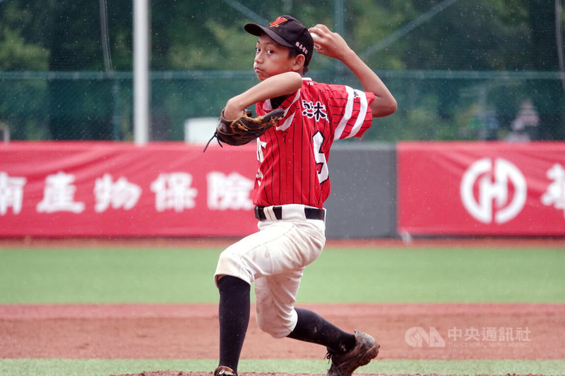 114年華南金控盃全國少棒錦標賽雲林縣隊25日敗部與嘉義縣隊交手,雲林縣先發投手谷瀚文(圖)先發4局無失分展現壓制力,助隊以2比0搶下勝利。中央社記者謝靜雯攝 114年5月25日