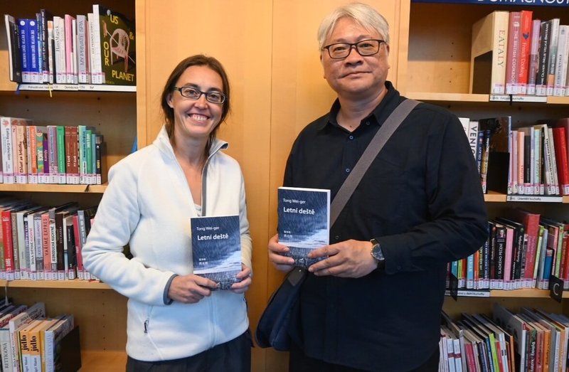 台灣作家童偉格(右)的長篇小說「西北雨」由譯者白蓮娜(左)翻成捷克文並出版。「西北雨」捷文版(Letní děště)入圍2024年「約瑟夫榮曼翻譯獎」,是本屆入圍名單中唯一的華語作品。(麋鹿出版社提供)中央社記者劉郁葶布拉格傳真 114年5月25日