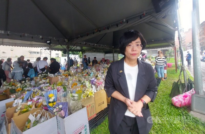 新北三峽車禍釀嚴重死傷,25日是事故後的頭七,佛光山舉行消災祈福灑淨佛事法會,民進黨立委蘇巧慧(前)出席參與,並前往事故現場追悼。中央社記者王鴻國攝 114年5月25日