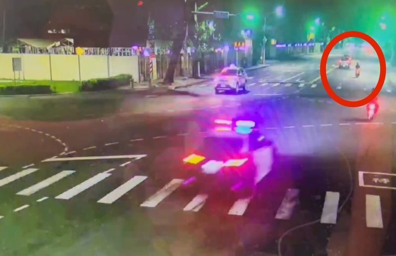 謝姓女子25日凌晨騎機車在高雄市左營區路口闖紅燈,遭警方示意停車受檢,但謝女未配合並自撞路旁重傷身亡,家屬已委由律師提起告訴,後續責任由橋頭地檢署檢察官分案調查。(高雄市政府警察局左營分局提供)中央社記者張已亷傳真 114年5月25日