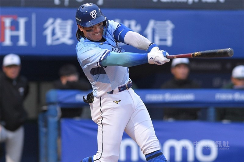 中職富邦悍將野手張育成(圖)4月左肩受傷缺陣,5月25日傷後首度二軍出賽、先發守游擊,2打數沒有安打。(中央社檔案照片)