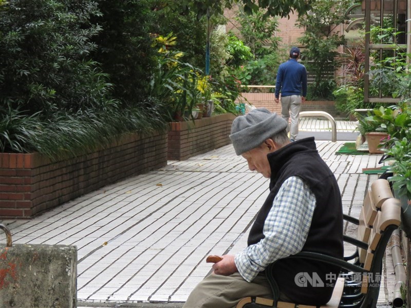家不再是長照堡壘,據113年統計,台灣近6成家庭僅由1到2人組成,零家庭照顧者時代將來臨,老老、獨老已成未來趨勢。(中央社檔案照片)