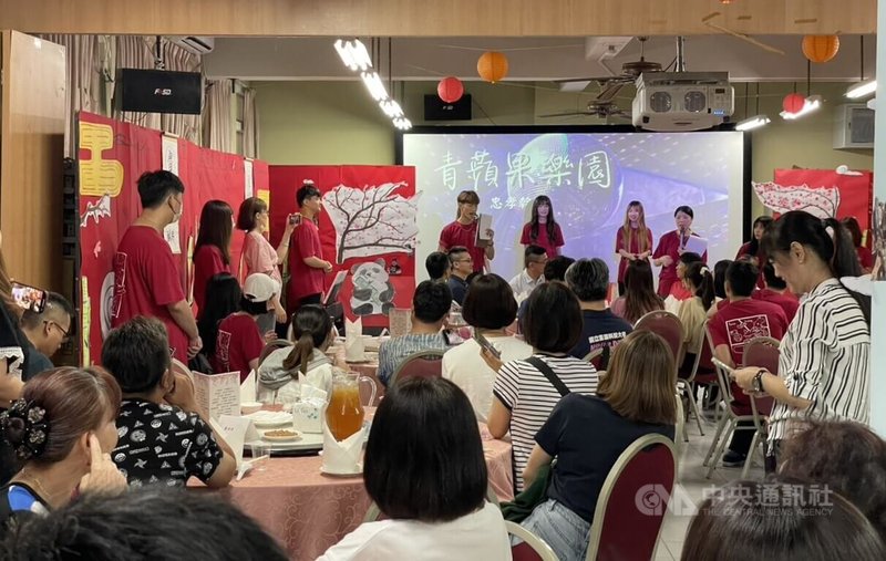 馬公高中觀光事業科應屆畢業生24日在校內辦桌,端出一道道在地特色菜餚料理,展現學習成果。中央社 114年5月25日