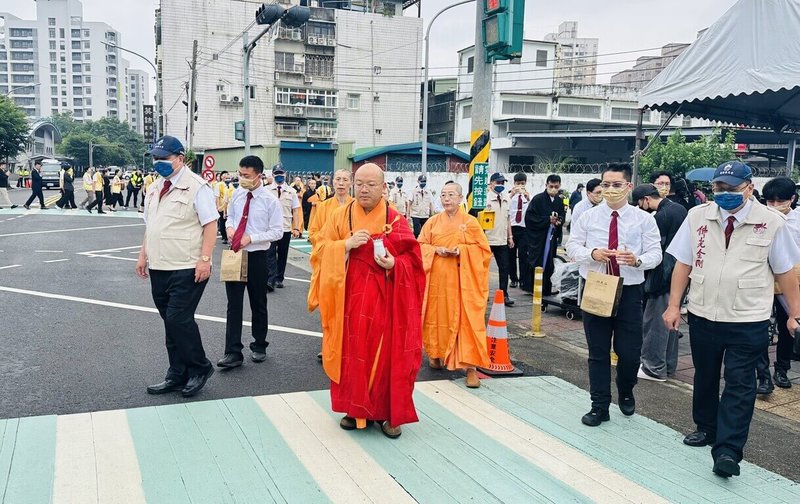 新北市三峽區發生嚴重車禍事故,造成3死、12傷悲劇,佛光山宗長心保和尚(前中)25日率眾前往辦理消災祈福灑淨法會,祈願亡者得度、生者安康。(三峽區公所提供)中央社記者王鴻國傳真 114年5月25日
