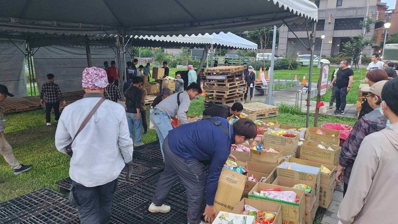 新北三峽車禍釀嚴重死傷,連日來各地民眾主動到事發地旁公園獻花及玩偶,對死者表達哀思,區公所25日傍晚派員前往悼念區進行整理。(三峽區公所提供)中央社記者王鴻國傳真 114年5月25日