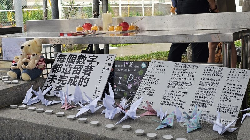 新北市三峽區19日發生重大車禍釀死傷,還路於民行人路權促進會25日號召民眾到場折白紙鶴,表達對死者的祝願。中央社記者王鴻國攝 114年5月25日