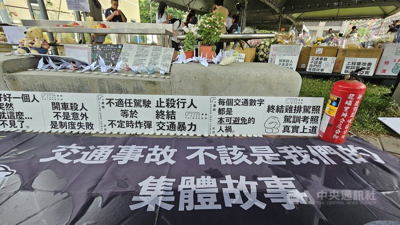 新北市三峽區19日發生重大車禍釀死傷,各地民眾連日到事發地旁的公園獻花,還路於民行人路權促進會25日號召民眾到場進行折白紙鶴追思悼念活動。中央社記者王鴻國攝 114年5月25日