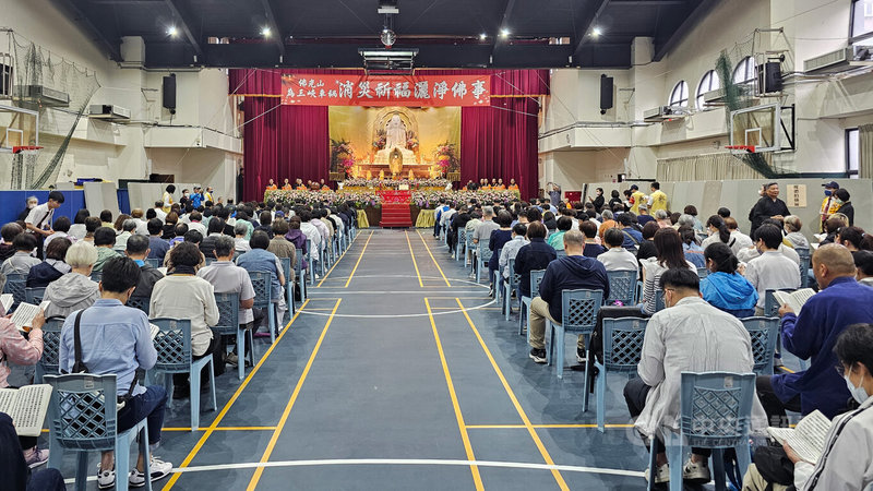 佛光山25日上午在新北市北大國小體育館舉行「為三峽車禍消災祈福灑淨佛事」法會,多名地方民代及民眾參與,場面肅穆。中央社記者王鴻國攝 114年5月25日