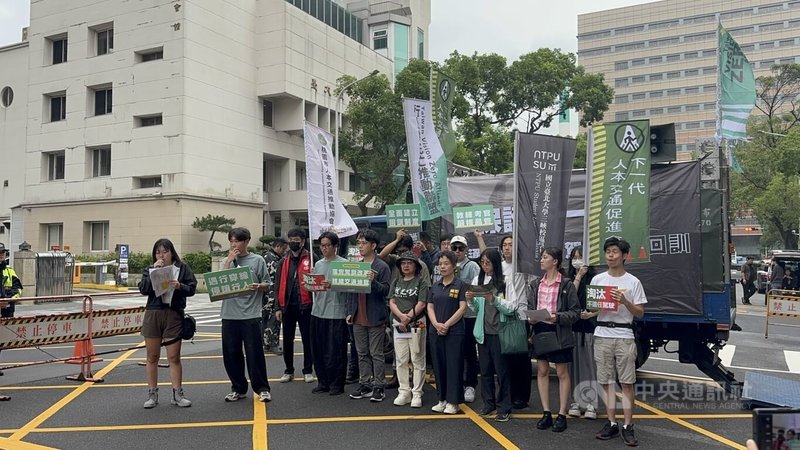 行人零死亡推動聯盟等路權團體25日號召民眾走上街頭,提出駕駛人全面回訓、改革高齡換照制度、交通工程改善3大訴求。中央社記者余曉涵攝 114年5月25日