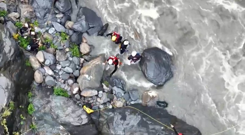 7男2女25日到屏東縣霧台鄉佳暮村迴旋谷溯溪,未料遇到溪水暴漲,一度受困,消防隊獲報趕往將9人全數平安救出。(屏東消防局提供)中央社記者李卉婷傳真 114年5月25日