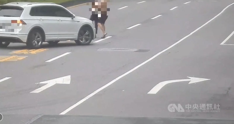 台北南港展覽館2館前道路24日發生情侶爭吵,情緒激動的鄭男一度衝向馬路及行駛中車輛,藉此威脅林女,讓目擊民眾心驚膽跳。(翻攝照片)中央社記者黃麗芸傳真 114年5月25日
